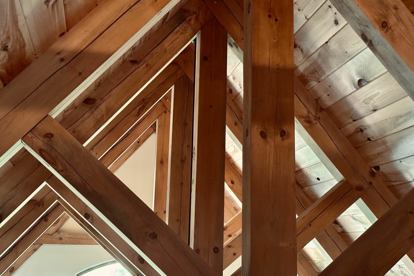 Mortise and tenon joint inside Kingpost truss